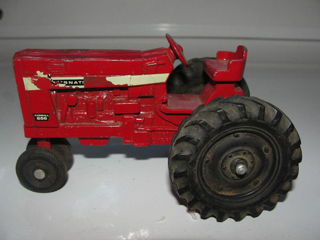 INTERNATIONAL FARMALL 656 TOY TRACTOR,OYERSVILLE IOWA,ERTL CO.VTG FARM