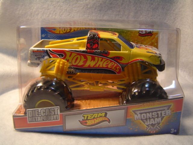 2012 TEAM HOT WHEELS TRUCK MONSTER JAM HOT WHEELS 1 24 GRAVE DIGGER