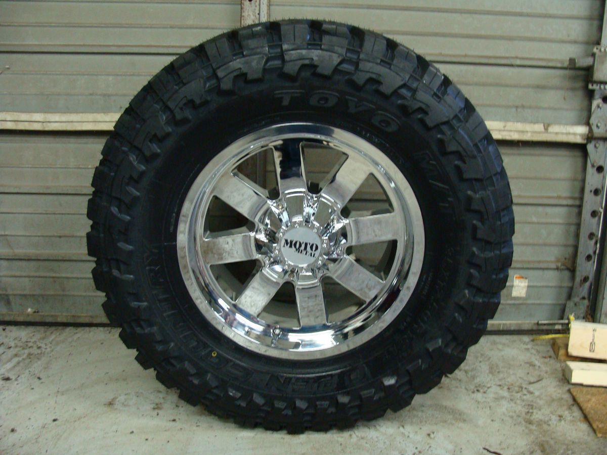 18 Moto Metal 962 Chrome wheels 33x12 50R18 Toyo MT 33 tires Dodge GM